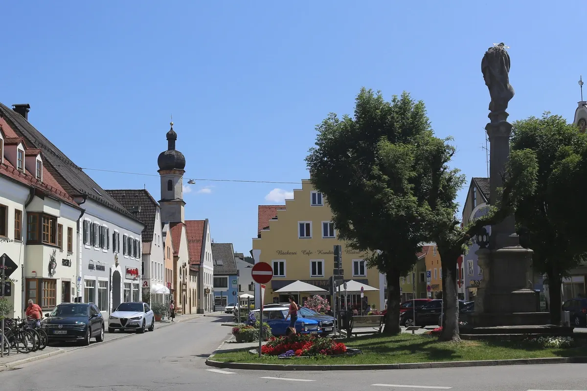 Marktplatz in Grafing bei München mit Mariensäule